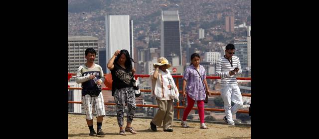 El Cerro Nutibara no pierde el encanto, pero exige más cuidados | Los visitantes disfrutan el mirador (foto superior), pero otros espacios (fotos de abajo) requieren una atención, pues son detalles que el turista no ve con buenos ojos. FOTOs JULIO CÉSAR HERRERA