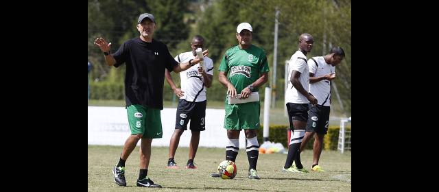 Nacional, como una universidad | Juan Carlos Osorio y Pompilio Páez, en actividad. El técnico siempre responde a las dudas de los visitantes. FOTO Julio César Herrera