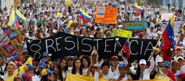 Manifestantes de la oposición participan en la Marcha de la mujer contra el gobierno de Nicolás Maduro, en San Cristóbal, al suroeste de Caracas, este miércoles. FOTO REUTERS