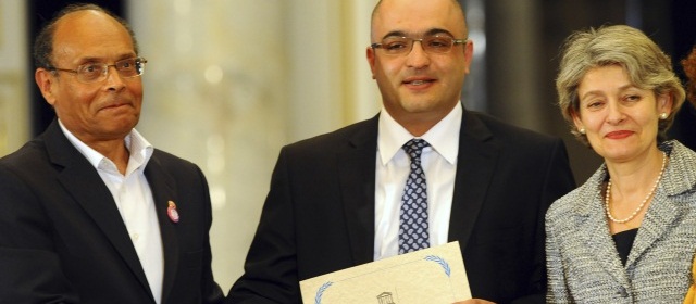 El presidente tunecino, Moncef Marzouki (izq.) y la directora general de la Unesco, Irina Bokova (der.) le entregaron a Eynulla Fatullayev el premio el pasado 3 de mayo en Túnez. FOTO REUTERS