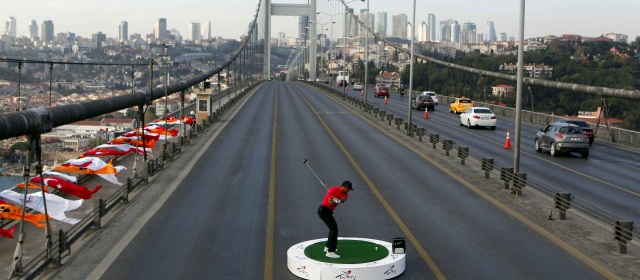 El evento fue criticado por algunas personas que consideraron injustificado cerrar uno de los dos puentes de la ciudad. FOTO REUTERS