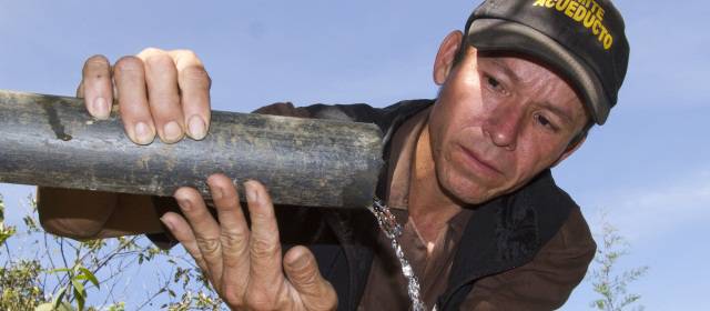 En 2015 tendrán agua 12.000 personas de la 8 | Habitantes de Llanaditas, Las Golondrinas, El Pacífico y Altos de la Torre toman el agua de las quebradas La Loca y La Castro. En verano escasea el líquido. FOTO ESTEBAN VANEGAS LONDOÑO