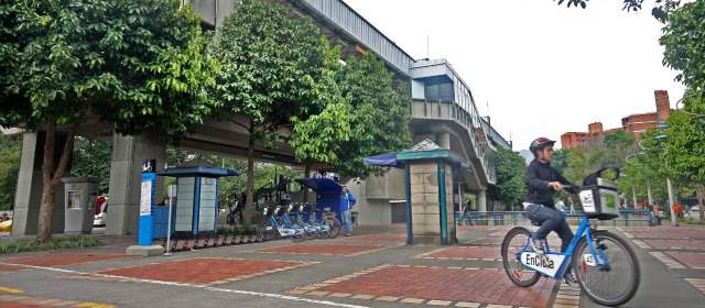 Las bicicletas son opción para la integración. En la estación Estadio Suramericana son populares. FOTOGRAFÍAS JONATHAN CARVAJAL