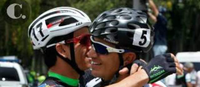 Ardila y Ortiz, felices padres de la Vuelta | Alegría antioqueña en Tunja. El triunfo de Weimar Roldán. Ardila y Ortiz, los papás de moda. FOTO JULIO C. HERRERA