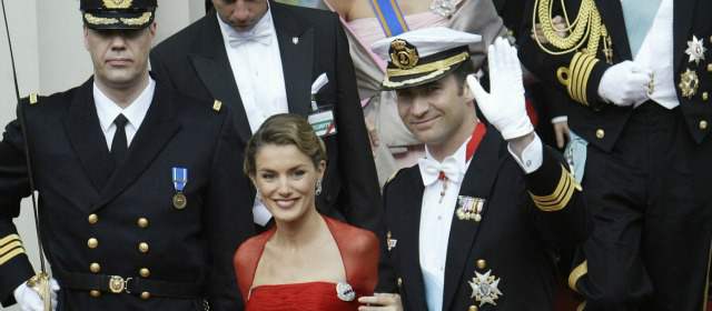 La esencia de la nueva reina | Aparición de Letizia y su esposo Felipe en la boda de Federico de Dinamarca. FOTOS REUTERS