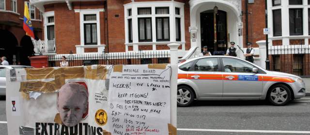 Julian Assange podría salir de la embajada en vehículo o valija diplomática |