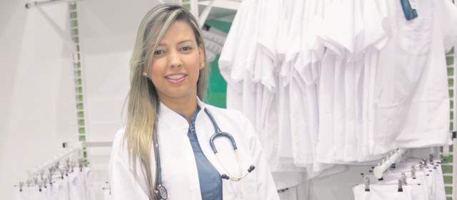 Modernos y novedosos son los uniformes que ofrece Tecnomédica a sus clientes, están diseñados para odontólogos, médicos, enfermeras, esteticistas y auxiliares. Además, la compañía distribuye productos y dispositivos médicos. Foto Hernán Vanegas Ochoa