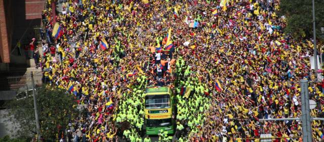 sentimiento patrio | Pasión, sentimiento, gratitud y "locura" colectiva por cuenta de la Selección en Bogotá y varias ciudades del país tras el retorno de los jugadores. FOTOS AFP