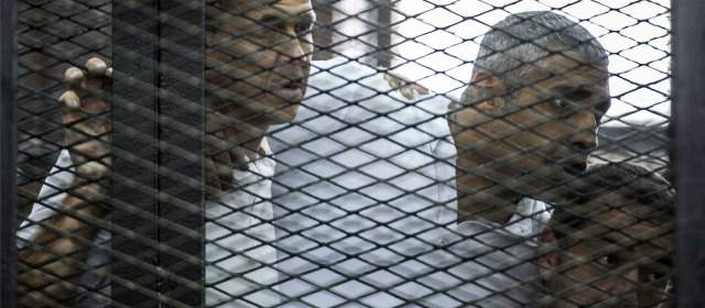 Egipto condena a 7 años de cárcel a tres periodistas | Momento en que los tres periodistas escuchan el veredicto del tribunal egipcio. FOTO AFP