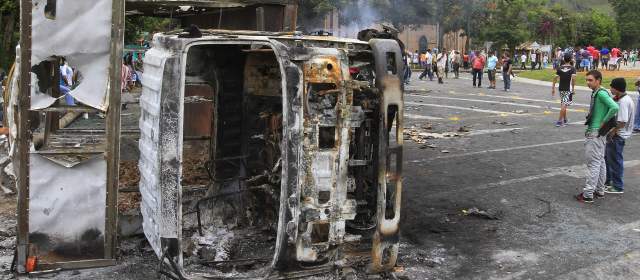 Fuertes protestas y la quema de varios vehículos complicaron el orden público en Barbosa. FOTO RÓBINSON SÁENZ