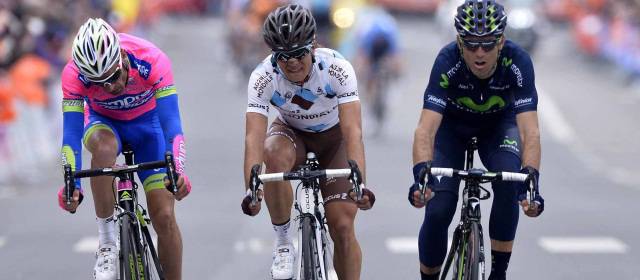 Colombia es segundo en ránquin World Tour de la UCI | Carlos Alberto Betancur, centro, disputa el embalaje por el tercer puesto con Valverde y Michel Scarponi. Cortesía Team Movistar
