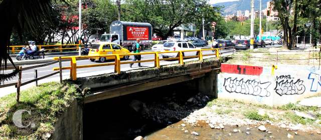Las obras para desembotellar a Envigado | La carrera 43A, en el sector del colegio La Salle, uno de los cuellos de botella para transitar en Envigado. FOTO JAIME PÉREZ