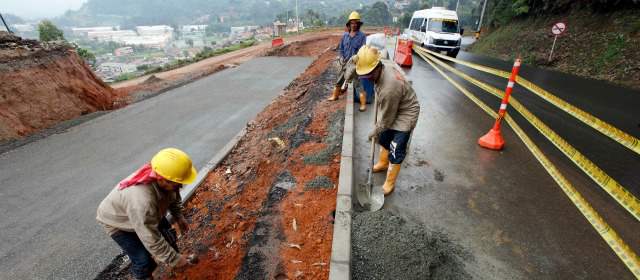 Predios por entregar en Ancón Sur suman 1,1 kms | El Consorcio Vial de Occidente activó los frentes de obra en los lotes disponibles para intervenir, en tanto que espera los que están en expropiación para cumplir en junio. FOTO MANUEL SALDARRIAGA
