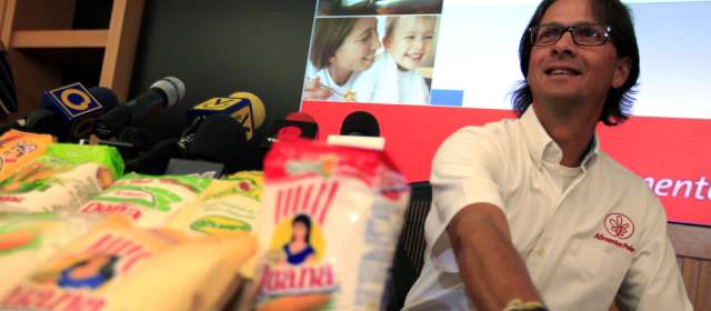 Lorenzo Mendoza, propietario de la mayor empresa de producción de alimentos privada de Venezuela Empresas Polar, asiste a una conferencia luego de ser acusado por Maduro, de esconder alimentos para desestabilizar a su gobierno. Foto Reuters