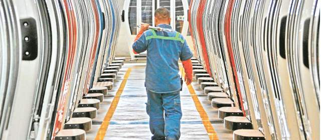 El reemplazo del cable es una operación que se hace manualmente. De allí la demora en la operación. Como resultado, los pasajeros tendrán viajes más seguros. FOTOS HENRY AGUDELO