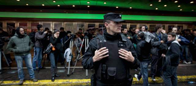 Naranjo investigará bomba fallida contra Uribe en Argentina | El artefacto con el que se pretendía atentar contra el expresidente Álvaro Uribe en el teatro Gran Rex fue calificado por la Policía Federal Argentina como una bomba de estruendo. FOTO AP
