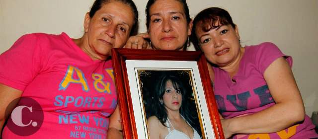 Donar al morir es prolongar la vida misma y las de otros | Liset, en la foto, durante su graduación en 2010. La sostiene su madre, Luz Elena Jaramillo, en compañía de la abuela y la tía. FOTO JAIME PÉREZ