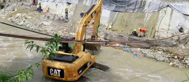 8 pilas de 5 metros afirmarán el terreno del canal del río | Hombres y máquinas combinan fuerzas en el sitio del alud en el río. FOTO RÓBINSON SÁENZ VARGAS
