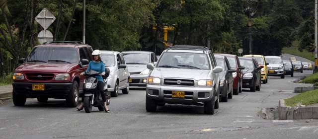 El problema no es pico y placa, es la falta de parqueaderos: Secretario de Movilidad | El lunes en la tarde, algunos conductores reportaron tacos de más de una hora. Foto Julio César Herrera.