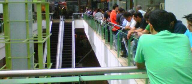 Público esperando la apertura de la Tienda Verde en el centro comercial El Tesoro para comprar la boleta de la final. FOTO CORTESÍA @jull98