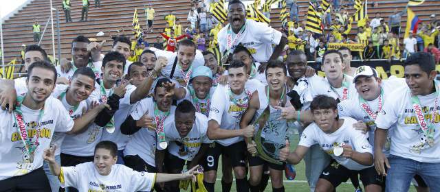Alianza Petrolera campeón del Torneo Postobón II y se enfrentará al América | Jugadores del conjunto negro y amarillo se abrazaban alegres por la victoria tras un año de lucha. Foto: Hernán Vanegas
