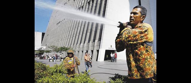 Plan jardineros va de escritorio en escritorio | Mientras la Alcaldía renueva el contrato, solo laboran 10 de 40 jardineros, tras un convenio con el Jardín Botánico. FOTO RÓBINSON SÁENZ