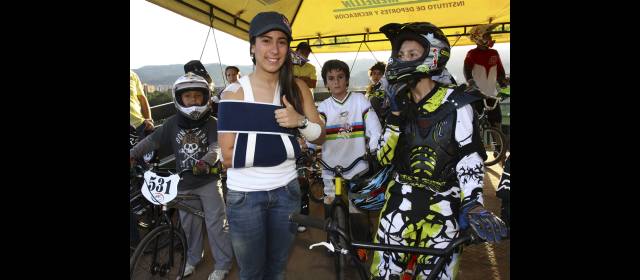 Casco y anteojos salvaron a Mariana de algo peor | Fuerza mental es lo que tiene Mariana Pajón, ante la adversidad. El casco y los anteojos la protegieron. FOTO EDWIN BUSTAMANTE