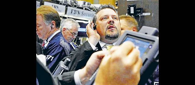 Las bolsas caen, mientras Grecia se juega su futuro | La incertidumbre sobre el futuro de Grecia en la zona Euro afectó a las bolsas internacionales más importantes. FOTO RICHARD DREW-AP