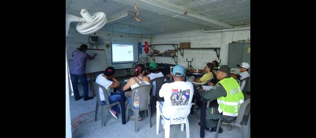 Policía, mucho más que vigilar a Bolombolo | Actividades educativas, ornato, reconstrucción de casas y escuelas, entre otras, lidera el intendente Jorge I. Palacio. Foto CORTESÍA
