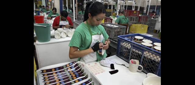 Corona sirve las mesas en el mundo | Locería Colombiana, ubicada en el municipio de Caldas y fundada en 1881 genera unos 1.200 empleos y sus productos han llegado a Nueva Zelanda, Australia, Japón y Egipto. FOTO ROBINSON SÁENZ