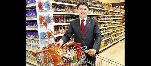 Los clientes exigen calidad | El gerente de Consumo, Gustavo León Castillo, cree en los TLC. FOTO: HERNÁN VANEGAS