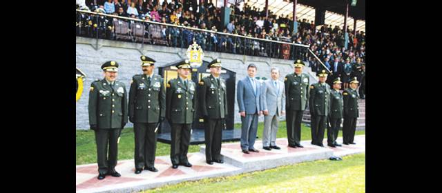 A Santoyo solo le queda delatar | El ascenso a general de Santoyo en 2007, con el presidente Álvaro Uribe; el entonces ministro de Defensa, Juan Manuel Santos, y los generales Óscar Naranjo y León Riaño, entre otros. FOTO ARCHIVO