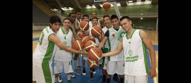 El baloncesto paisa pone a prueba su renovación | Los jugadores de la Selección de Antioquia de básquet masculino parten hoy hacia Argentina para foguearse con Boca, Quilmes y Obras Sanitarias. FOTO EDWIN BUSTAMANTE
