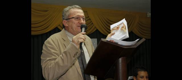 A dos manos, la obra de un colegio que crece | El rector del colegio Benjamín Herrera durante la ceremonia de celebración de 45 años. FOTO EDWIN BUSTAMANTE