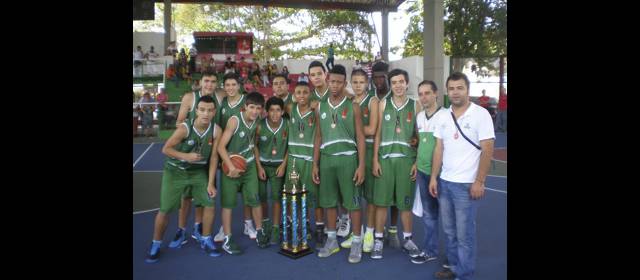 Básquet paisa despidió el año con dos títulos | Los jugadores infantiles de Antioquia regresaron campeones de Sincelejo con el técnico Germán Ayala. FOTO CORTESÍA