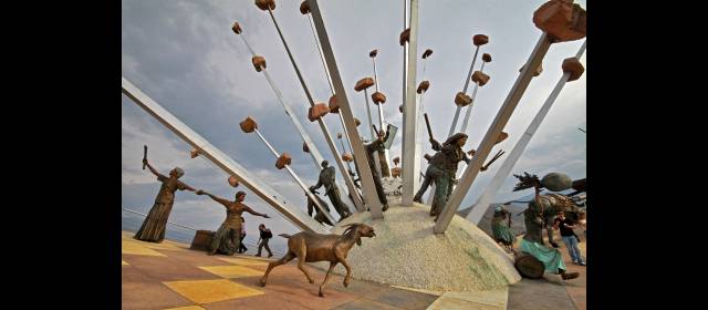 Panachi, un mundo de aventura y emociones | El Monumento a la Santandereanidad es uno de los atractivos en el Parque Nacional del Chicamocha. Incluye 36 esculturas del maestro Luis Guillermo Vallejo. FOTO HENRY AGUDELO