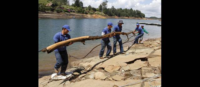 Guatapé se unió por la limpieza del embalse | Un momento de la jornada de limpieza del embalse en la mañana de ayer. FOTO HERNÁN VANEGAS