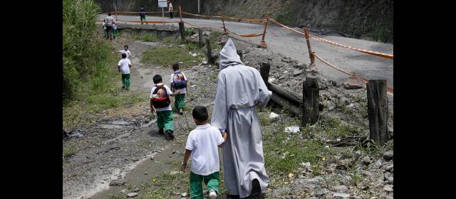 Santa Elena tendrá mejor vía con obras en kilómetro 6,3 | En septiembre próximo se deberán entregar los trabajos de recuperación de la banca que afectan la movilidad. FOTO DONALDO ZULUAGA