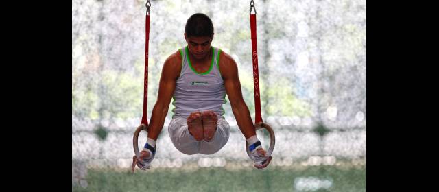 Campeones de gimnasia se dan cita en la ciudad | Los mejores exponentes de la gimnasia artística se reúnen desde hoy en el coliseo Jorge Hugo Giraldo para luchar por los títulos nacionales. En acción, Carlos Orozco. FOTO HENRY AGUDELO