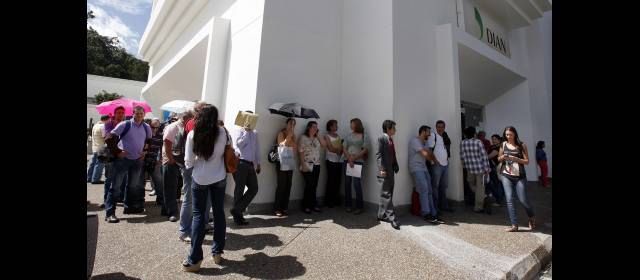 Pese a mejoras, persisten críticas por filas en la Dian | Ayer en la mañana, en la oficina de la Dian de El Campestre, la fila avanzaba lentamente. FOTO MANUEL SALDARRIAGA QUINTERO
