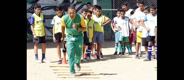 Milton Patiño enseña a construir los sueños | Milton Patiño no recibió respuesta positiva de Nacional para trabajar como preparador de arqueros en divisiones menores, pero el Inder le abrió sus puertas y lo puso a trabajar con las Escuelas Populares del Deporte. Orienta a 60 chicos en Franzea. FOTO jaime pérez