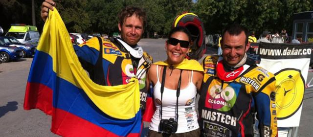 Mateo Moreno, Liliana Sanín y Marcos Saldarriaga, en un momento de descanso durante el rali Dakar. Foto cortesía