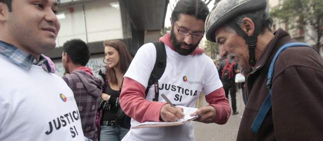 Christian Castillo M-Colprensa | Antonio Navarro Wolf y el Movimiento Progresista iniciaron la recolección de firmas con el fin de revocar la Ley de Reforma a la Justicia. | Christian Castillo M-Colprensa | Antonio Navarro Wolf y el Movimiento Progresista iniciaron la recolección de firmas con el fin de revocar la Ley de Reforma a la Justicia.