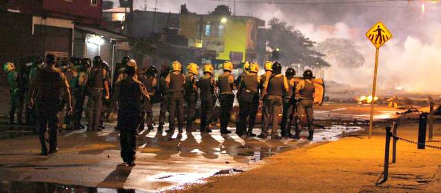 Por atrasos, Brasil va perdiendo el Mundial | En Sao Paulo un grupo de manifestantes se enfrentó a la policía lanzando fuegos artificiales e incendiando carros. FOTO AFP