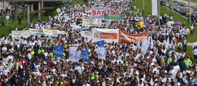 Así transcurre la marcha en las regiones | Por lo menos 5.000 personas marchan este martes por las víctimas de la violencia en Bogotá. Foto: Javier Casella