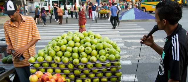 El dulce pregón de los fruteros | En la Avenida Oriental con Amador se establecen Rubén Darío y Daniel. FOTO EDWIN BUSTAMANTE