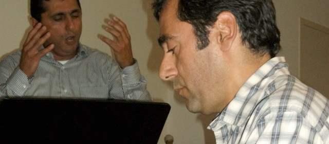 En canto es lo nuevo de los hermanos Martina | En primer plano Harold E. Martina, al piano. Atrás, Jorge Andrés Martina canta durante un encuentro familiar. FOTO CORTESÍA