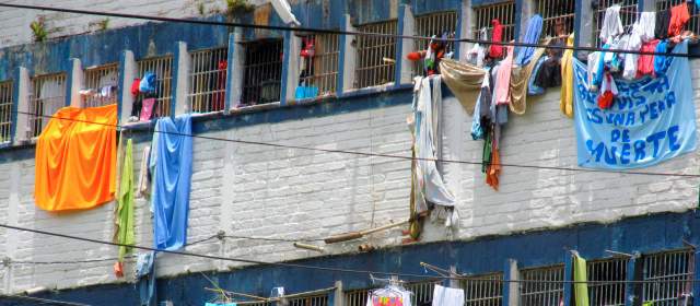 Dolores e infecciones, entre las causas de muertes de Bellavista | Con pancartas, los presos han protestado por las deficientes condiciones de salud en la cárcel. FOTO MAURICIO PALACIO BETANCUR
