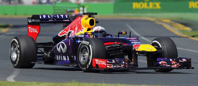 Sebastian Vettel comenzó con el acelerador a fondo | Vettel lució casco a lo Felix Baumgartner y estrenó oficialmente Hungry Heidi, el carro de 2013, prolongando la costumbre de bautizar sus monoplazas con nombres femeninos unidos a adjetivos sensuales o picantes. FOTO AP