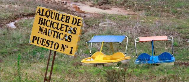 Con el embalse al 54%, el turismo de Guatapé sufre | Los lancheros reconocen que en ocasiones trabajan a pérdida, pero atienden de la mejor manera a los turistas. FOTO RÓBINSON SÁENZ